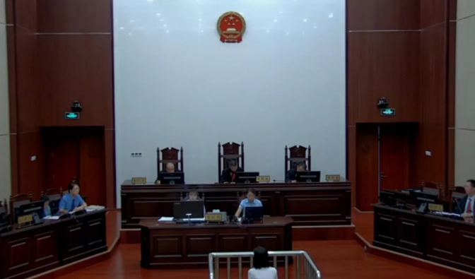 行通大案丨庭審直播近千萬次，她為什么無罪？